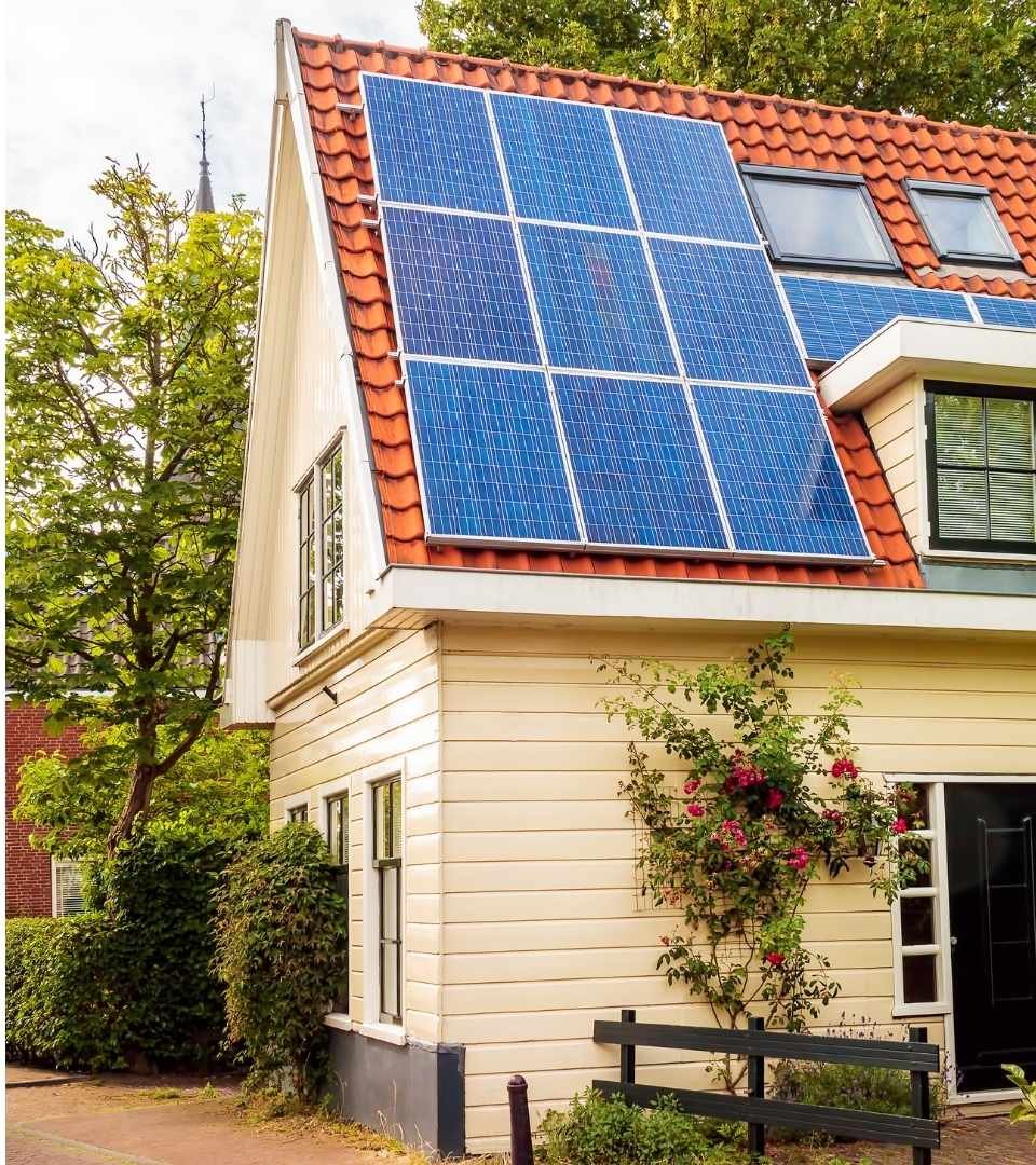 Koopwoning met zonnepanelen op het dak.