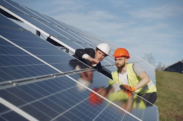 Installateur bij zonnepanelen op een dak.