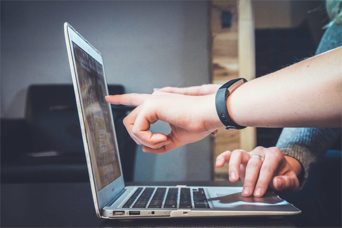 Huiseigenaar plant online een adviesgesprek in.